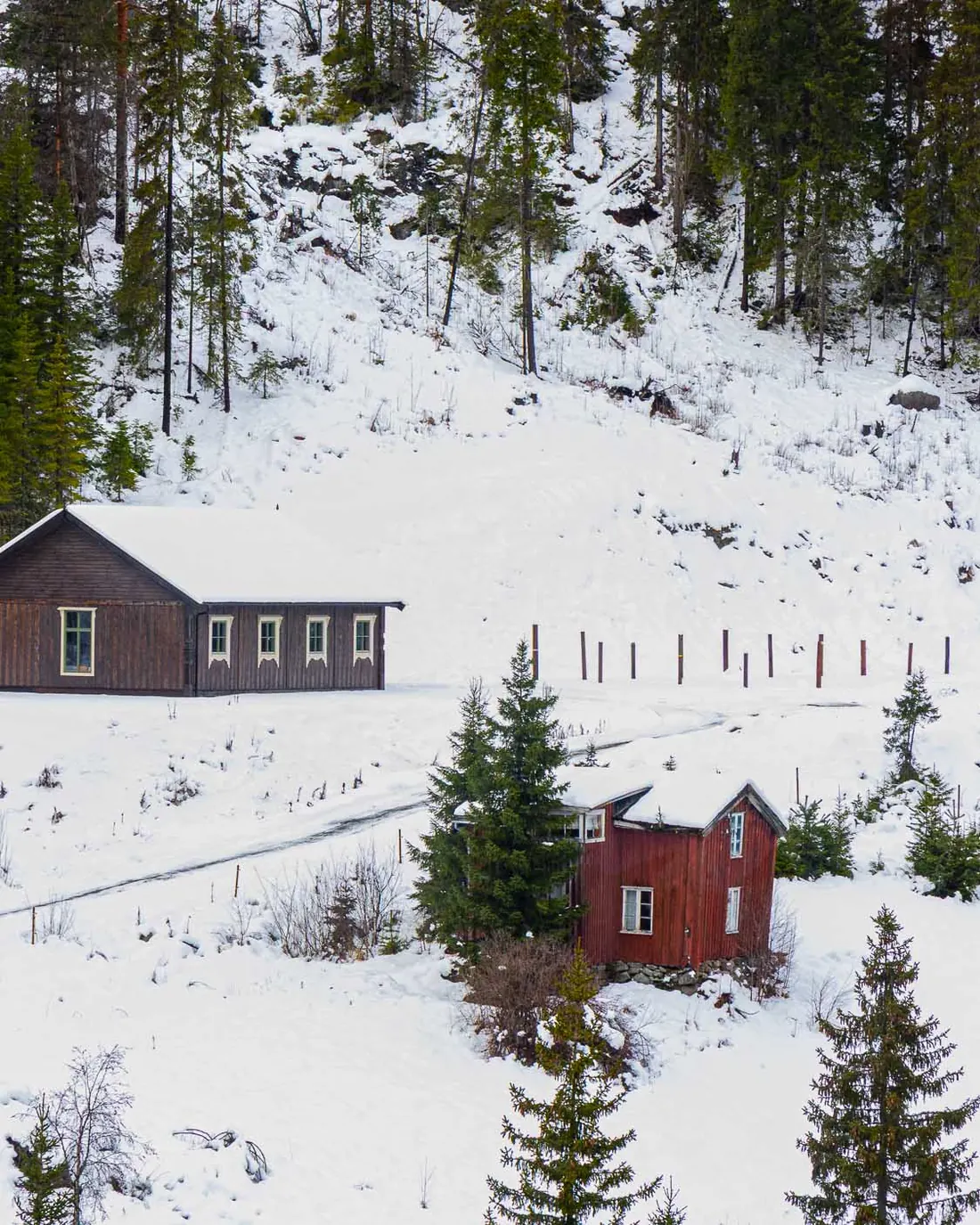 Det nye huset og stallen i snøen i fjellsiden