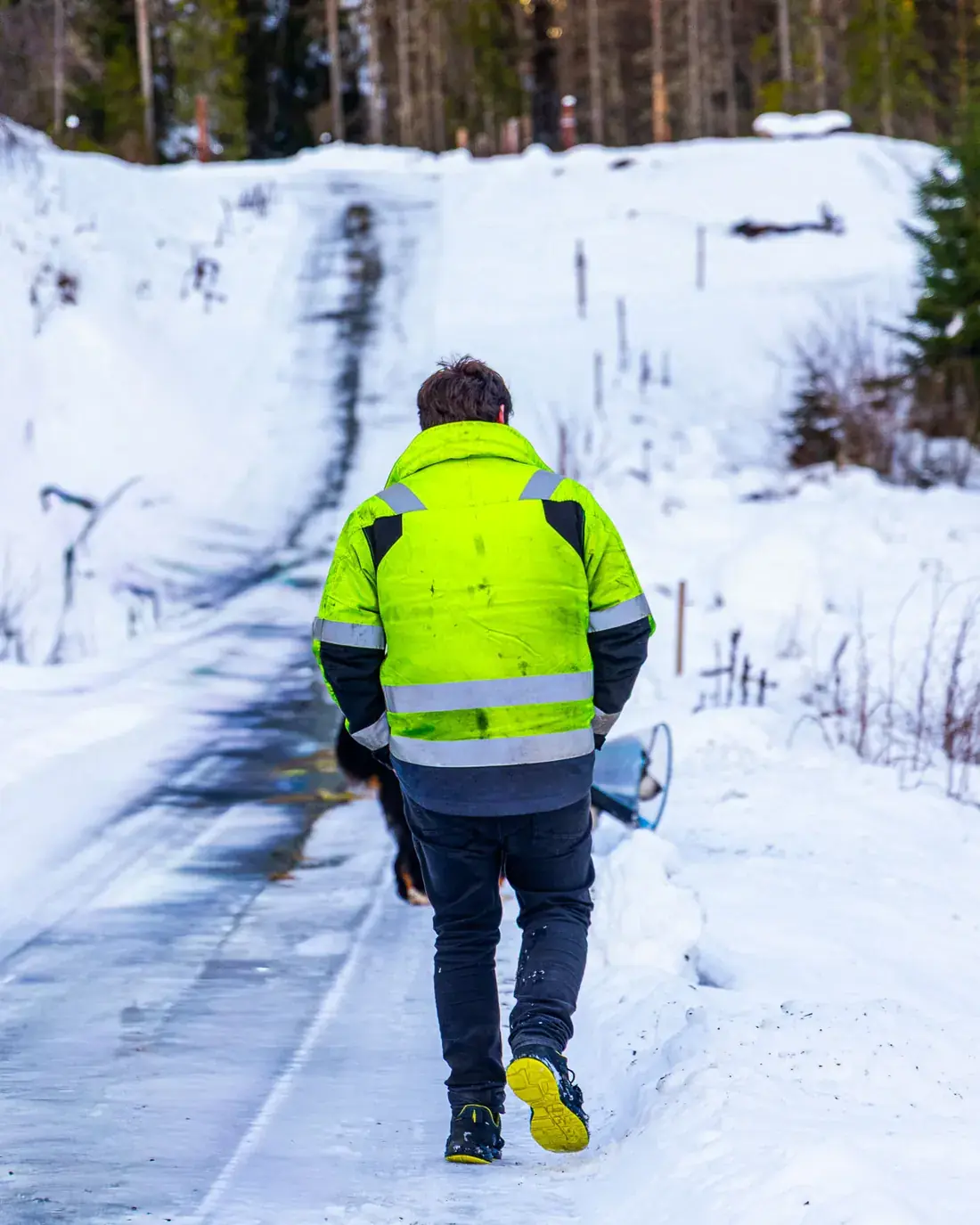 Inge går opp den snødekte veien til huset