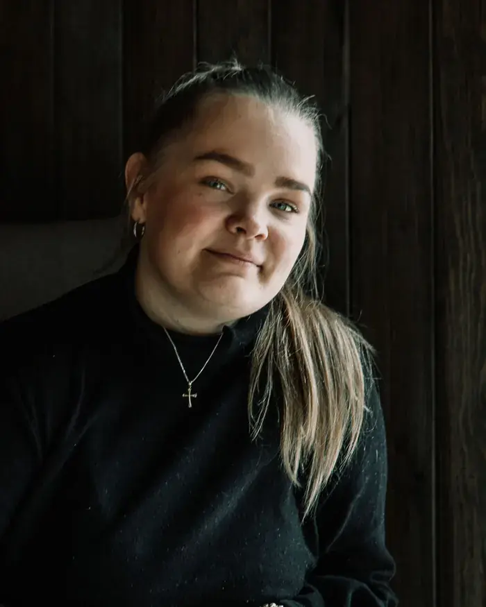 Ida Bjerke smiler i en lenestol