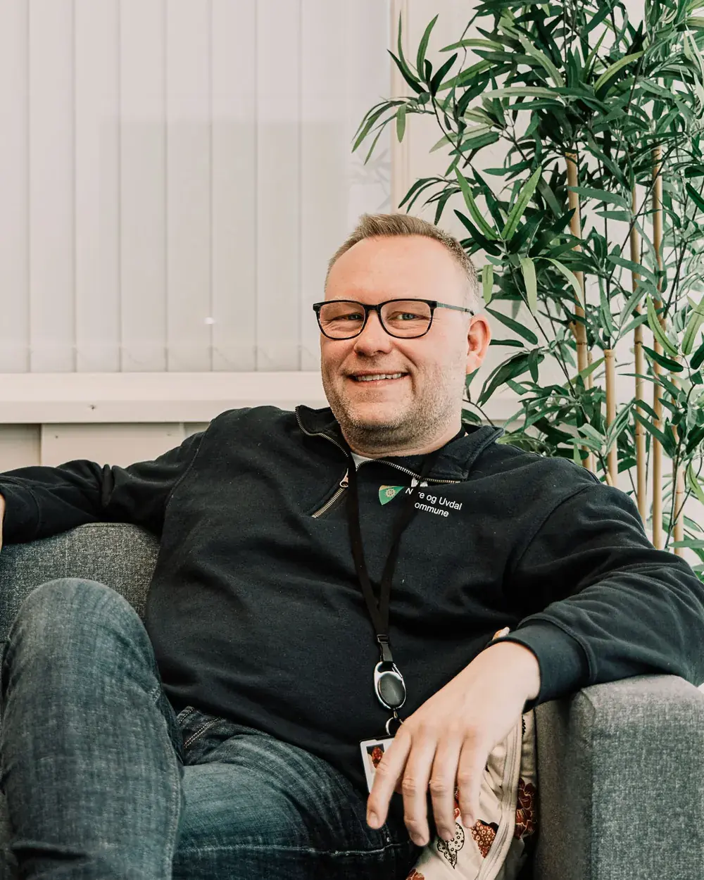 Lars Erling Granhaug smiler i sofaen