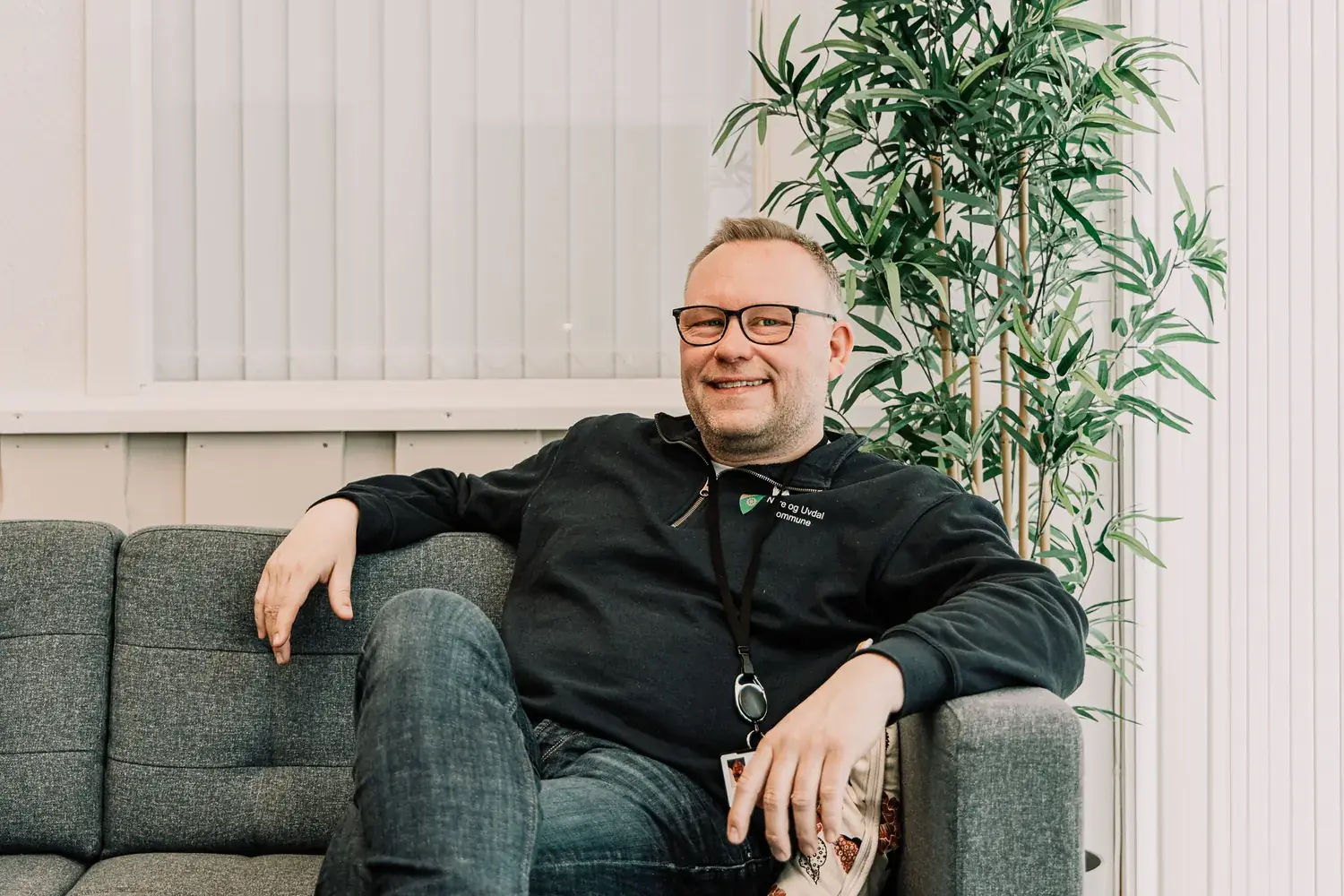 Lars Erling Granhaug smiler i sofaen