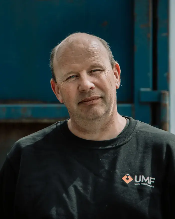 Ole Reidar foran en mørk vegg